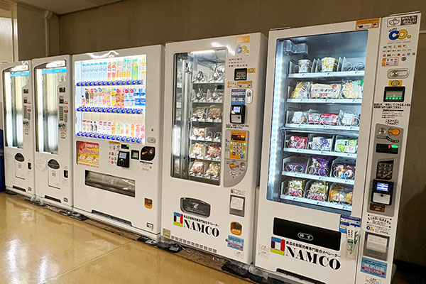 昨年、新しい自動販売機が設置されました。これは在校生からの「軽食の自動販売機を設置してほしい」という声を受けて実現したもの。自動販売機の中身を何にするか、生徒会メンバーが中心となって検討を重ねました。パンの販売もあります。
