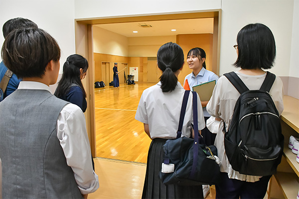 小体育館では、剣道部が熱心に稽古に励んでいます。