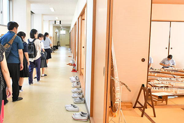 和室では文化祭に向けて「箏曲部」が練習中。部活動の合宿に使われることもあります。