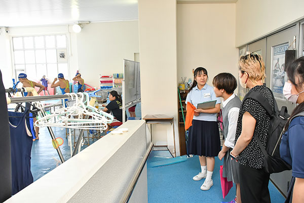 屋内プールでは今年、インターハイ出場を決めた「水泳部」が練習中。