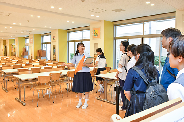 お手頃価格で定食が食べられるカフェテリア。「定食はボリュームがあります。アイスも人気です。お弁当持参組とカフェテリア利用組の割合は半々くらいです」（Fさん）