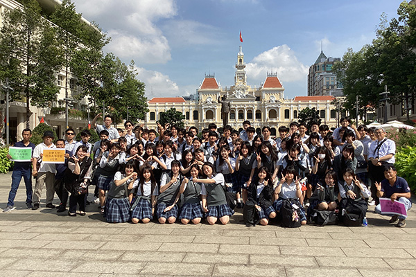 「ベトナム修学旅行」のテーマは「平和」。ホーチミン市などを散策する他ほか、ベトナム戦争の傷跡にも触れます。