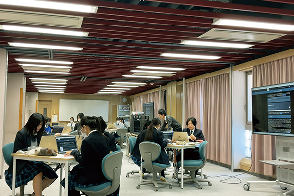 AIを活用した授業の様子。AIを使いこなすために必要な「質問力」を磨くことに重きを置いています。