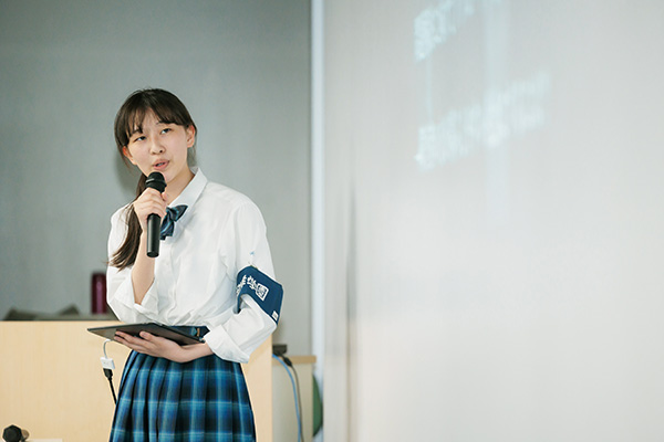 探究の授業では、生徒自身で社会的な課題を見つけて解決法を考え、その成果を発表します。
