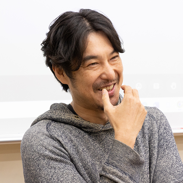 生徒たちの演出指導にあたる比佐一平さん。