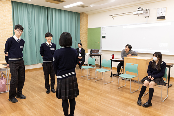 監督として役者に演出ができるように、演技について学ぶために演じてみます。