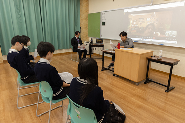 演じた後、自分たちの演技について、比佐さんとディスカッション。