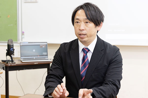 「メディアというツールを通じて、次世代における“想いの伝え方”や、人間的な成長について探究してほしい」と語る伊藤先生。