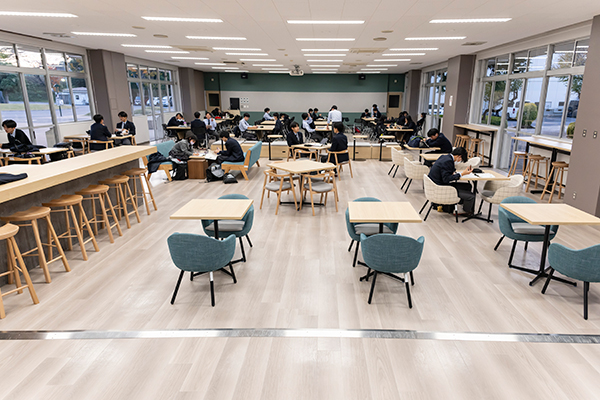 明るく開放的な『Core Lounge』は生徒に人気。