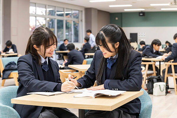 『Core Lounge』で、一緒に宿題をするS.Yさん（左）とS.Sさん（右）。