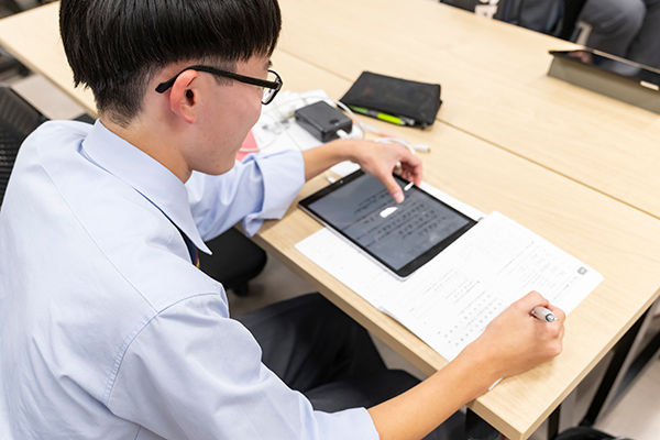 タブレットを使って学習する生徒の姿も。