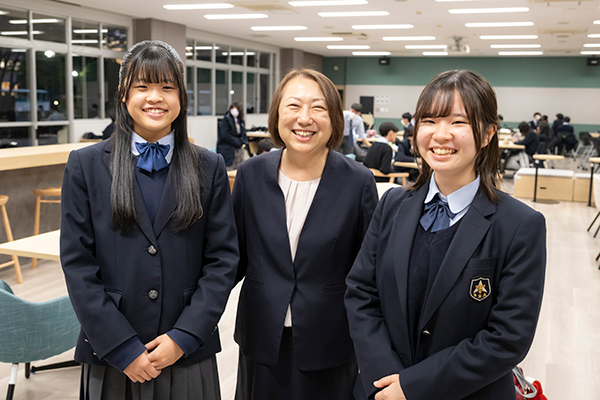 左からS.Sさん、我妻先生、S.Yさん。
