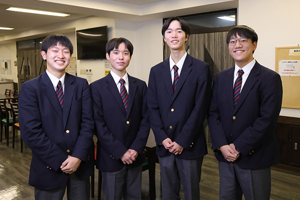 さわやかな笑顔を見せてくれた4人。内定が決まった先輩に刺激を受けて、後輩2人も先輩の後に続くべく、充実した生活を送っています。