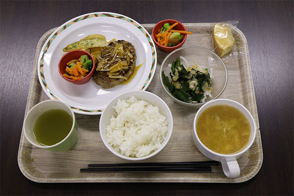 ボリューム満点。ご飯とお味噌汁はおかわり自由です。