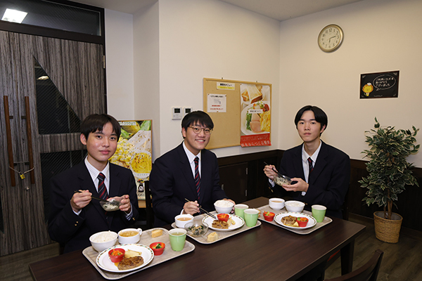管理栄養士さんが作る、栄養バランスのとれたおいしい夕食を囲んで。