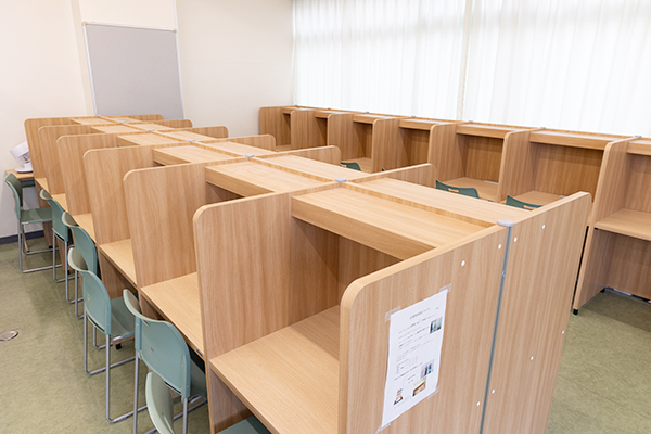 集中できる個人ブースを備えた自習室も完備