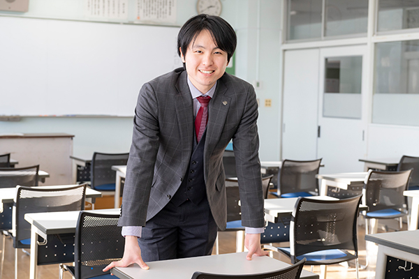 生徒たちと接する日々が楽しいと語る佐々木先生。自身の青春が詰まった教室は、今も当時のままでした。