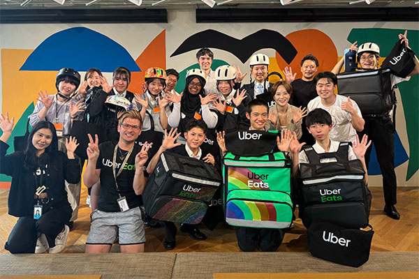 東京都内の企業を訪問し、企画の相談やプレゼンテーションに挑戦。普段は体験できないリアルな仕事現場から、自分の将来を考えるヒントを得ていきます。