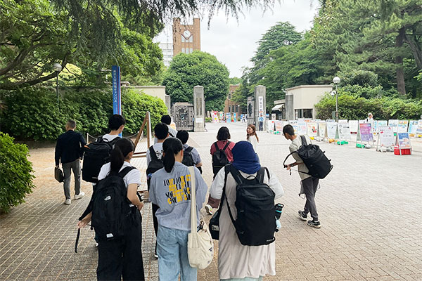 東京大学駒場キャンパスを訪問。実際に東大の雰囲気に触れて、受験の意識を高めていきます。