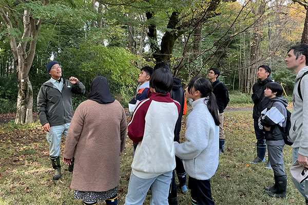東京大学大学院農学生命科学研究科附属・田無演習林で樹木管理を体験。実際に土に触れながら森の仕事に触れ、初めての体験のなかで新たな発見が生まれました。
