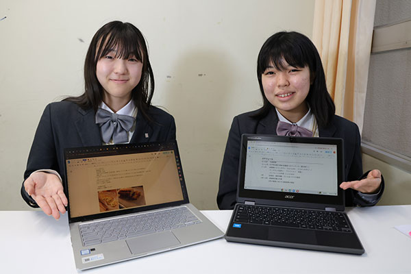 探究ゼミで「スギトゴト」に挑戦中のAさん(左)とSさん(右)。