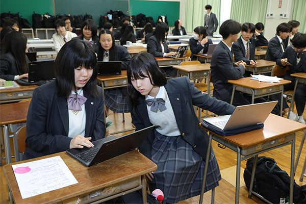 この日はクラス全体で途中経過を発表する日。語るパートを打ち合わせ中のSさん(左)とAさん。