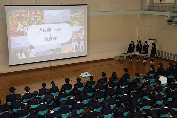 高2生約430名が集結し、総合研修旅行の事後発表会を行いました。各クラスの代表者が登壇し現地の熱量を伝えるため、フィールドワークやディスカッションを通じて得た気づきを共有しました。