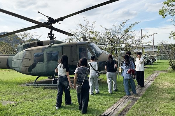 もう一つの人気スポットは、陸上自衛隊・善通寺駐屯地（香川県善通寺市）。自分たちで選んだ場所を訪れ、社会とのつながりを肌で感じる貴重な学びの機会となりました。
