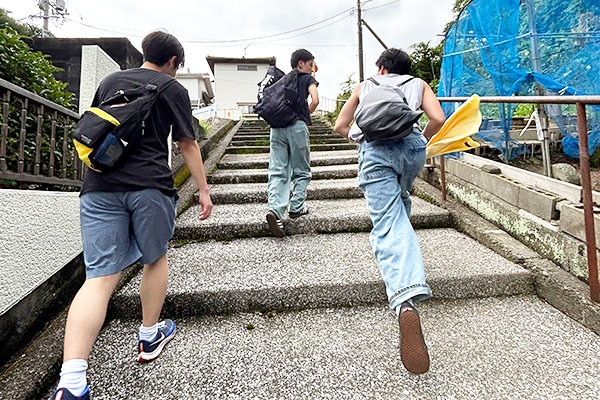 広島市を一望できる黄金山へ。絶景スポットをめざして若者たちが今、元気よく駆け上がります。