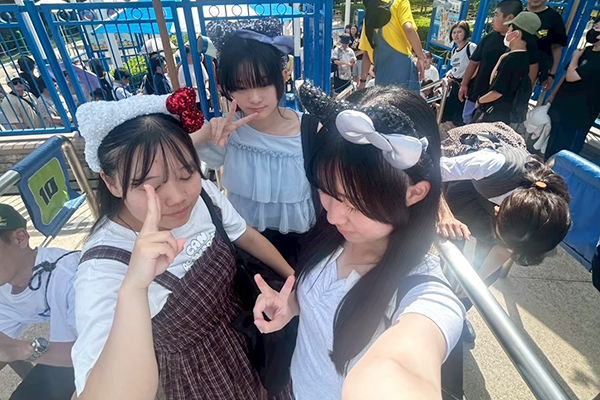 全員が「絶対に行きたい！」と希望したUSJへ。自分たちで時間管理や計画を立てたことで、単に楽しむだけでなく、より充実した一日を過ごすことができました。