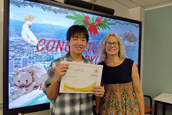 自身の英語力を試したくて研修に参加したというYさん。卒業証書を手に達成感を得た笑顔が印象的です。