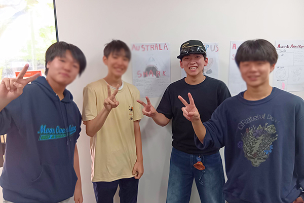 東野高校の生徒と一緒に午前中のレッスンを受けたYさん。4人の表情から充実感が伝わってきます（右から2番目がYさん）。