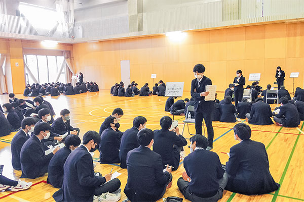 高1対象の「キャンパストークライブ」の一場面。大学進学に必要なことを、現役大学生との座談会を通して学んでいきます。