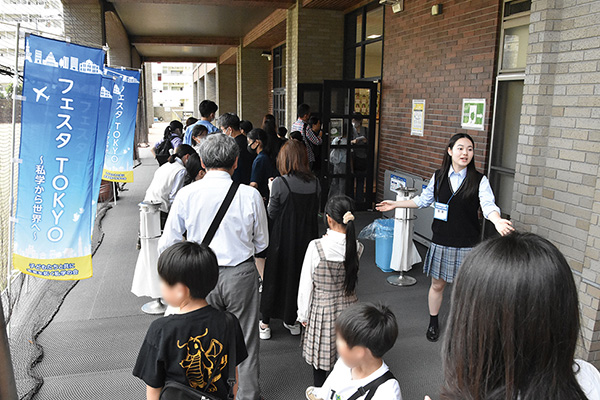 会場となった淑徳巣鴨中学高等学校には開場前から長蛇の列が。「受付はこちらです！」と笑顔でご案内。