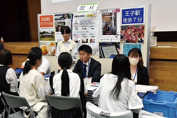 アリーナには各学校のブースが並び、実行委員の生徒たちが受験生と保護者に自校の魅力をアピール。