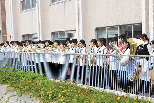 文京学院大学女子吹奏楽部によるオープニングファンファーレ