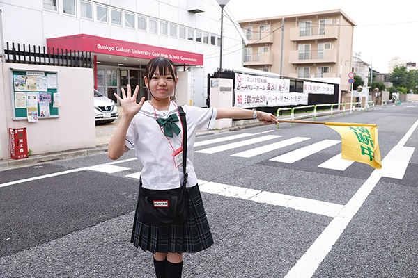 体育館前の交通整理