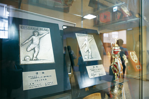 「蜂桜館」すぐ横のフロアには、野球部、サッカー部などの優勝旗やトロフィー、盾などが展示されています。