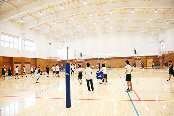 柔道場、剣道場やトレーニングセンターを備えた総合体育館の「蜂桜館」。