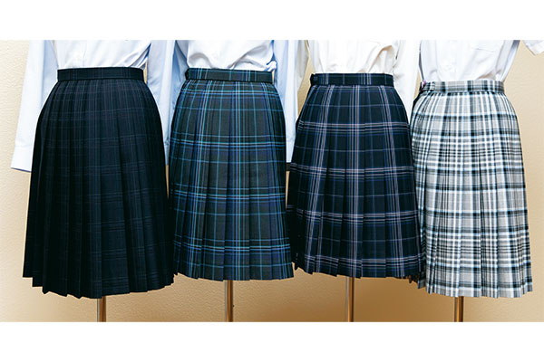 明るいグレーが爽やかな盛夏服のスカート（右）と、3種類から選べる冬服のスカート。このほか、動きやすさや機能性の観点から、スラックスも選択可能です。