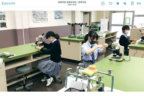 稲垣先生が担当する理科の授業の様子。生徒が実験室で間を広く取って観察をしています。