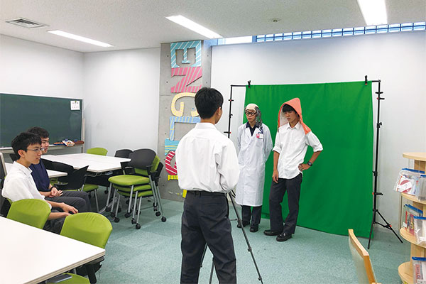 防災について伝える動画作成に取り組む生徒たち。