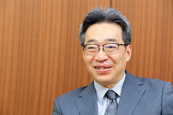 「外へ、未来へ」と生徒に呼びかけ、広い視野をもつことの大切さを訴えます。