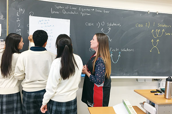 カナダ・BC州の数学の授業の様子。ネイティブ教員が英語で指導します。日本の高校の数学の授業は、日本人の教員が指導します。