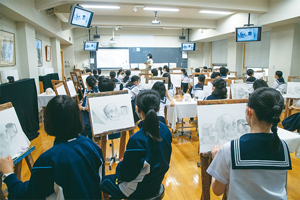 生徒を伸ばす「教える美術教育」で豊かな情操を養う