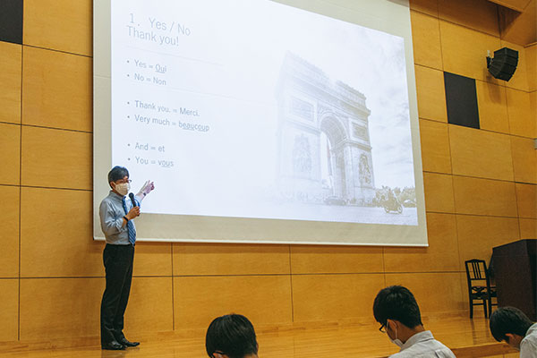 ホールの大スクリーンを使って講義が行われたフランス語講座。