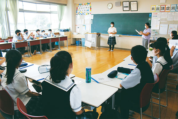 英語の授業でも、人前で発表する機会を多く設け、プレゼンテーション力を鍛えています。