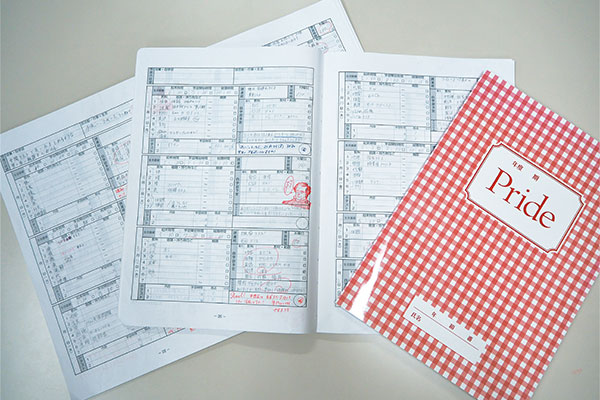 中1全員に渡される同校オリジナルの生活ノート「Pride」。毎日の学習記録などを書き込んで、自学自習の習慣を身につけ、自立と自律をめざします。ノートの名は「この6年間の学びは、誇りとなる」という同校が大切している言葉に由来します。