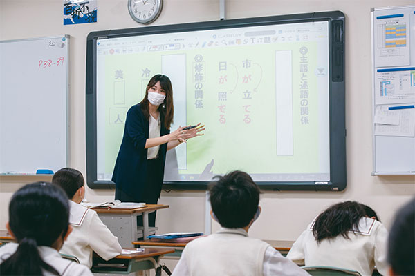 熟語を構成から理解する授業。同校の国語の授業は、読解力を養う「中学国語」と、文法を徹底的に学ぶ「国語基礎」に分かれています。