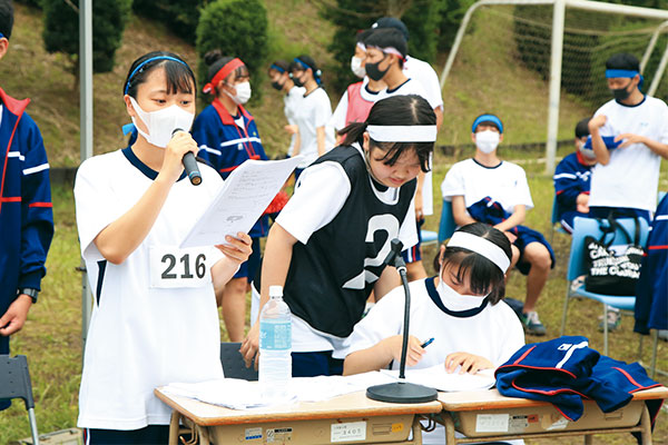 実況や競技の記録、点数の集計をする実行委員たち。縁の下の力持ちとして、体育祭の運営を陰で支えました。